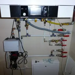 Instalacja kotła jedno i dwufunkcyjnego. Różnice w podłączeniach widoczne na zaworach i rurach.