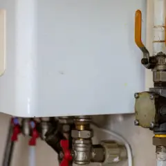 Instalacja pieca gazowego: widok na zawory i przyłącza. Dowiedz się, ile kosztuje instalacja pieca gazowego.