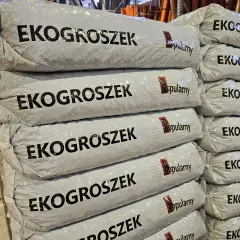 Stos worków z ekogroszkiem. Idealny do pieca na ekogroszek z podajnikiem dwufunkcyjnym.