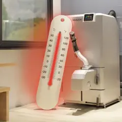 Termometr pokazuje za dużą temperaturę na piecu. Czerwona linia sięga ponad 50°C, sygnalizując przegrzewanie.