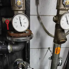Manometry wskazują temperaturę. Zastanawiasz się, jak przepłukać instalację co? To zdjęcie pokazuje fragment systemu grzewczego.