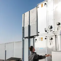 Technik sprawdza instalację wentylacyjną Daikin na dachu. Profesjonalny serwis Daikin Warszawa.