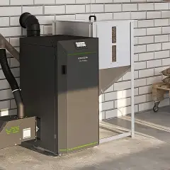 Nowoczesny piec na pellet z podajnikiem, gotowy do efektywnego ogrzewania. Obok paleta z workami pelletu.