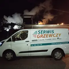 Biały van z napisem "SERWIS GRZEWCZY" i numerem telefonu. To firma ter met serwis kielce.