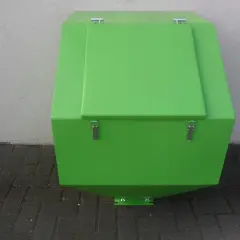 Zielony zasobnik do pieca na ekogroszek Pleszew, wykonany z metalu, z dwoma pokrywami i zatrzaskami.