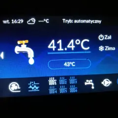 Na piecu widoczna jest aktualna jaka temperatura cwu: 41.4°C, z możliwością ustawienia 43°C. Tryb automatyczny.