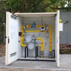 Nowe instalacje gazowe w Górze Kalwarii. Żółte rury, zawory i manometry w obudowie.