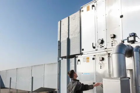 Technik sprawdza instalację wentylacyjną Daikin na dachu. Profesjonalny serwis Daikin Warszawa.