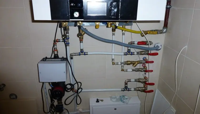 Instalacja kotła jedno i dwufunkcyjnego. Różnice w podłączeniach widoczne na zaworach i rurach.