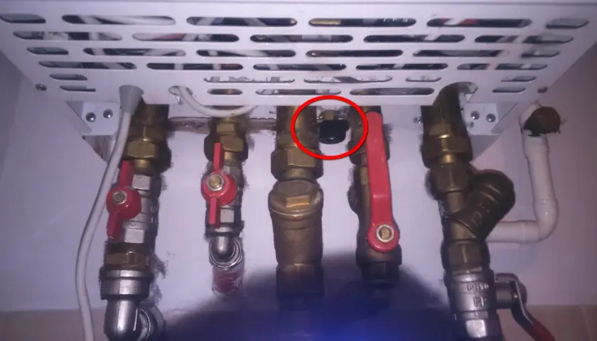 Zawór do dopuszczania wody do pieca gazowego Termet, widoczny na zdjęciu, jest kluczowym elementem instalacji.