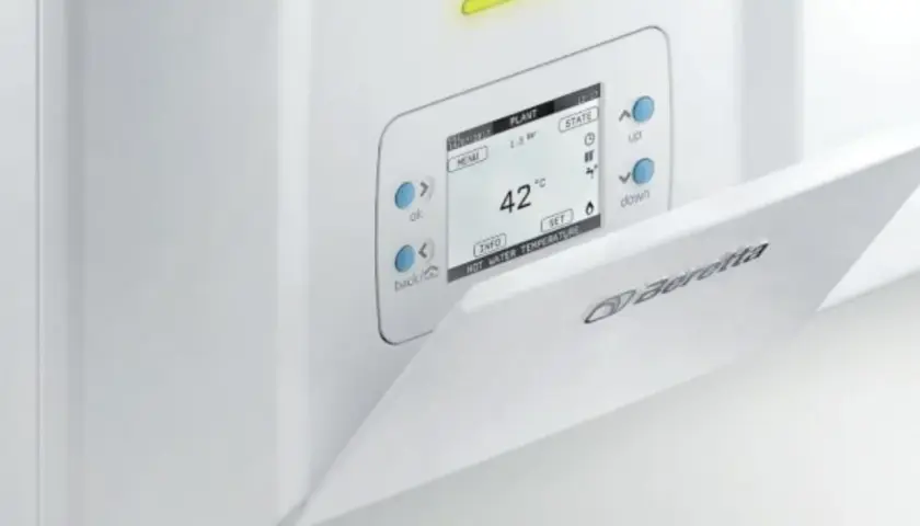 Nowoczesny piec kondensacyjny Beretta z wyświetlaczem pokazuje 42°C. Czy piec kondensacyjny zużywa mniej gazu? Tak, dzięki technologii kondensacji.