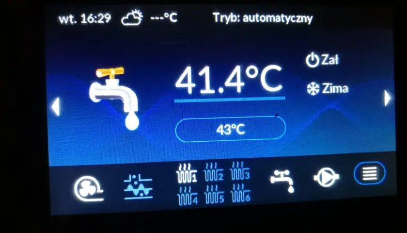 Na piecu widoczna jest aktualna jaka temperatura cwu: 41.4°C, z możliwością ustawienia 43°C. Tryb automatyczny.