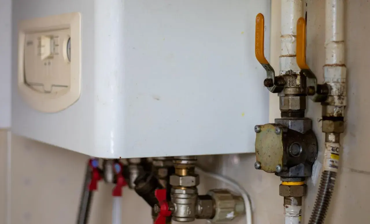 Instalacja pieca gazowego: widok na zawory i przyłącza. Dowiedz się, ile kosztuje instalacja pieca gazowego.