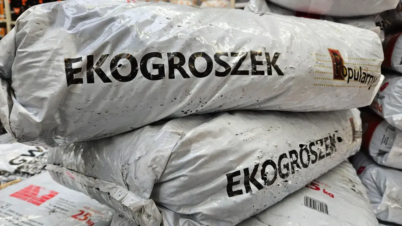 Stos worków z ekogroszkiem, gotowych do ogrzania domu.