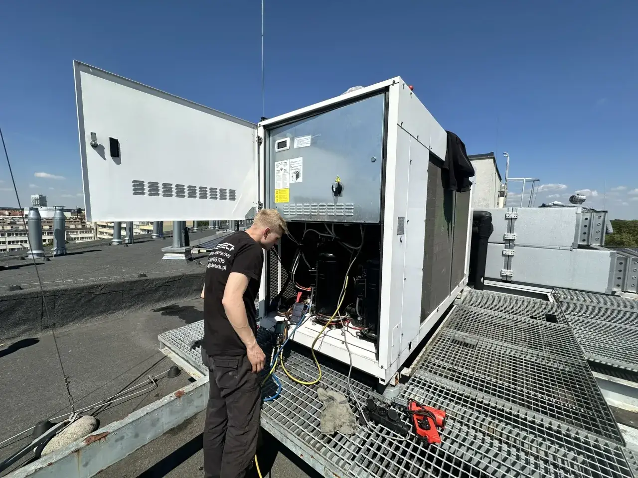 Serwis Daikin Warszawa: technik pracuje przy klimatyzacji na dachu.