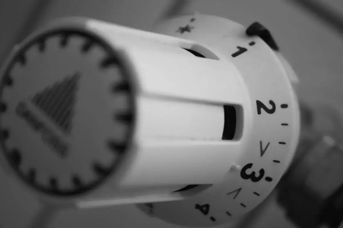 Termostat ustawiony na 3, co sugeruje za duża temperatura na piecu.