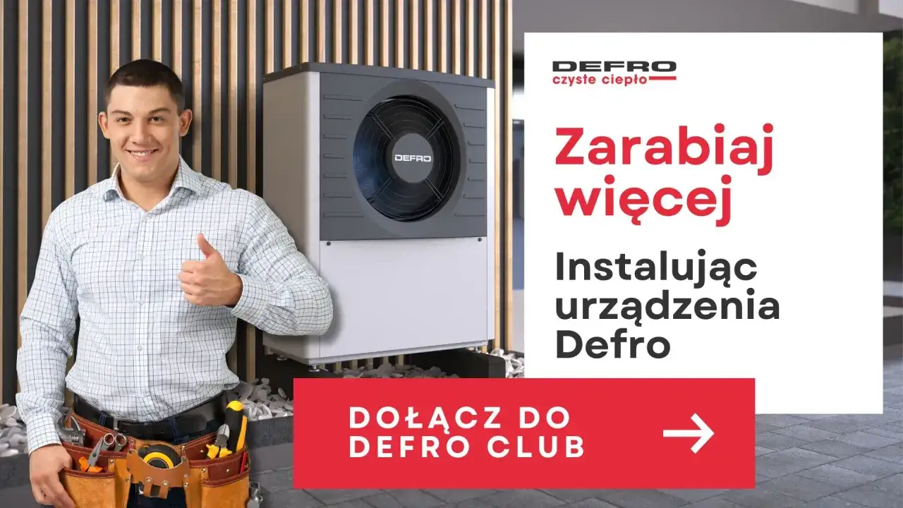 Uśmiechnięty instalator z narzędziami pokazuje kciuk w górę obok nowoczesnej pompy ciepła. Producent pieców Defro zaprasza do klubu.