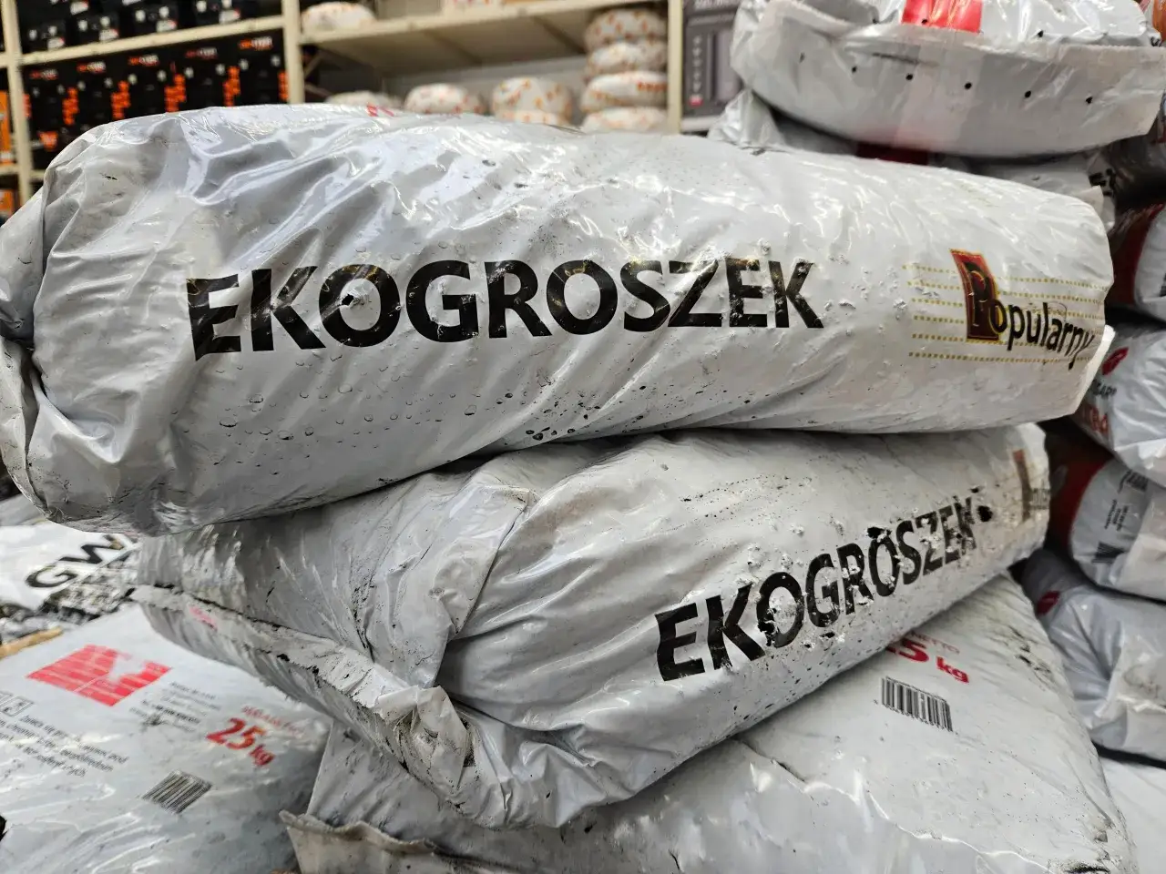 Dwie torby z ekogroszkiem, gotowe do ogrzania domu.
