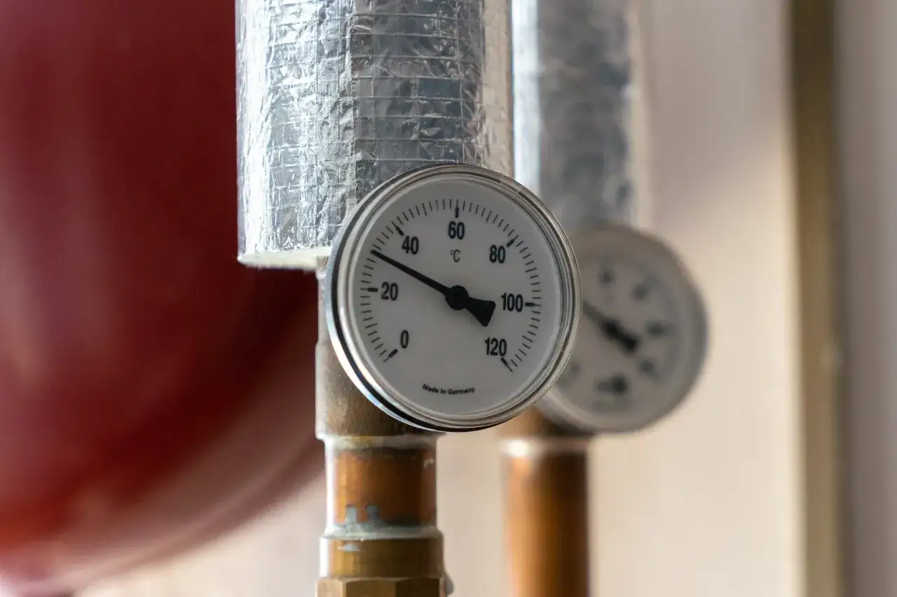 Termometr wskazuje 40°C, co oznacza za dużą temperaturę na piecu.