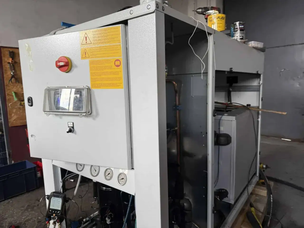 Urządzenie chłodnicze Daikin, gotowe do serwisu w Warszawie. Widoczny panel sterowania, manometry i sprężarka.