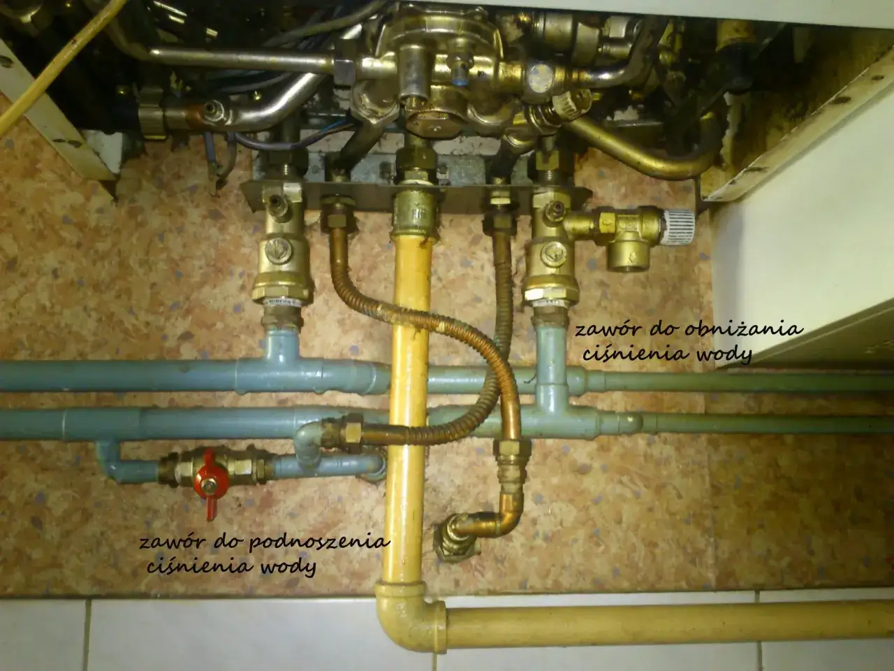 Instalacja pieca gazowego Vaillant z zaworami do regulacji ciśnienia wody.