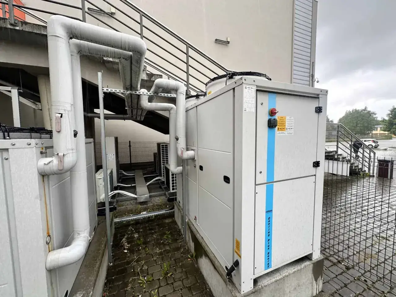 Profesjonalny serwis Daikin Warszawa. Widoczne jednostki klimatyzacyjne i rury.
