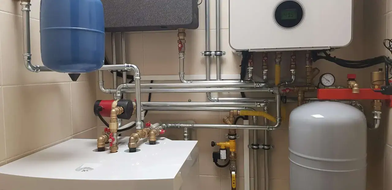 System grzewczy z kotłem gazowym, pompą obiegową i zbiornikiem wyrównawczym. Różne rodzaje kotłów gazowych mogą być częścią podobnych instalacji.