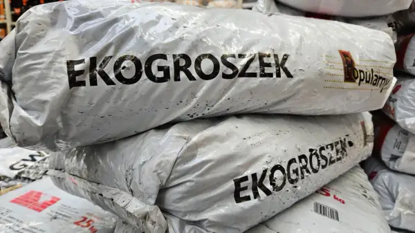 Stos worków z ekogroszkiem, gotowych do ogrzania domu.